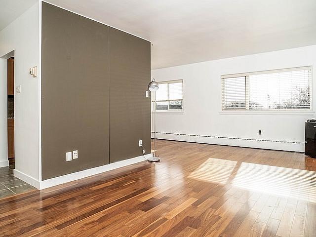1 Bdr Condo In The Heart Of Corydon Village! $149,900