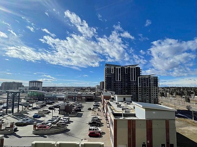 1 Bed 1 Bath Apartment + Den