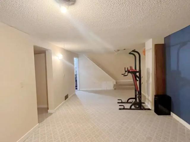 1 BED + 1 BATH+ Private Laundry, CLOSE TO ALL AMENTIES!