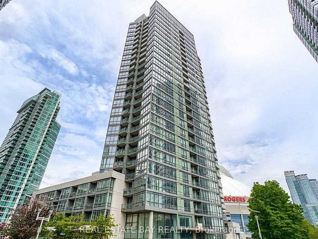 1 Bed Sub penthouse Suite W/ Lake View!