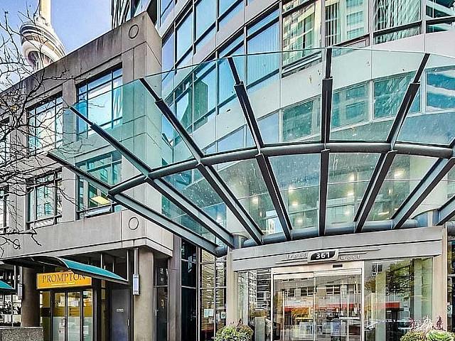 1 Bed+den @ Front Street & Blue Jays Way