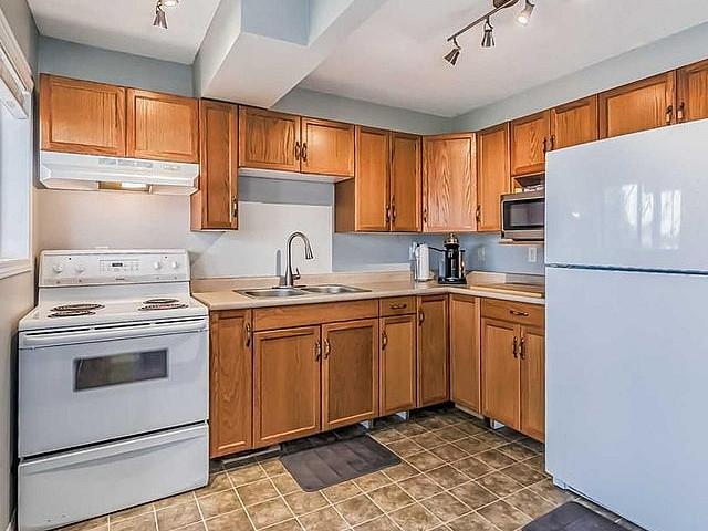 1 Bedroom 1 Bath Legal Walk out Basement Suit