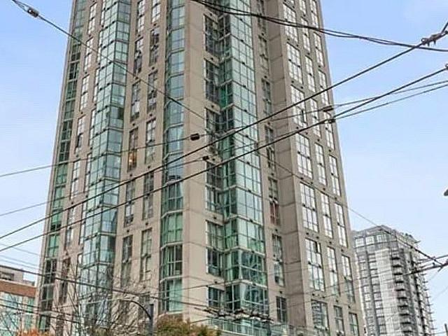 1 Bedroom 1 Den 1 Bath Highrise Apartment Downtown