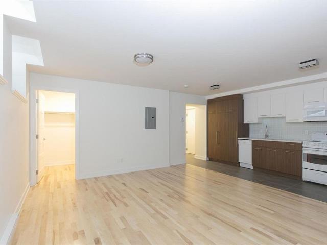 1 Bedroom 3025 Rue Sherbrooke Ouest, Montréal