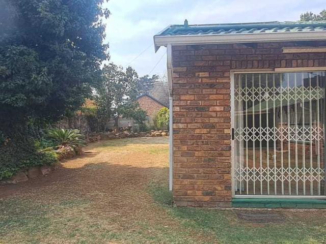 1 Bedroom Cottage with Pool, Indoor Braai & Jacuzzi – Brackenhurst