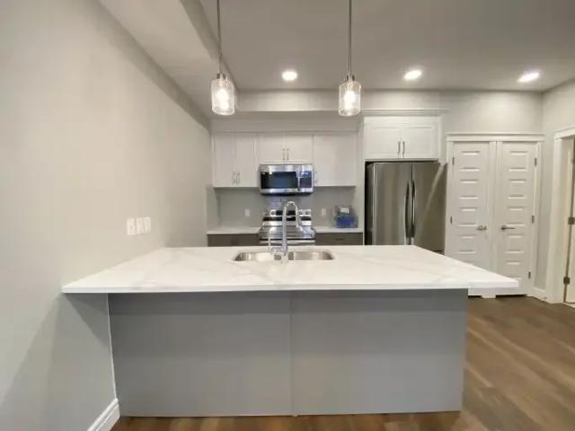 1 Bedroom Condo Calgary AB 104257193