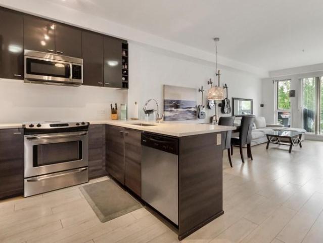 1 Bedroom Condo Surrey BC 102518497