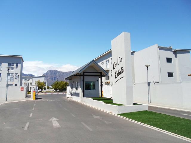 1 Bedroom Apartment Block To Let in Klein Parys
