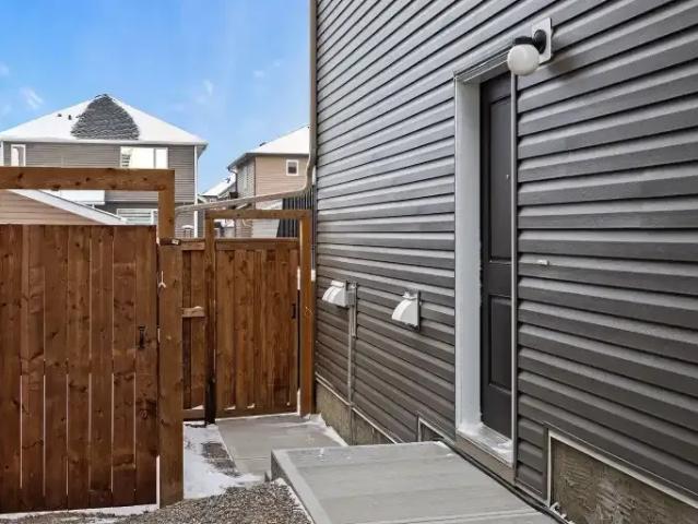1 Bedroom Apartment Cochrane AB 102468215