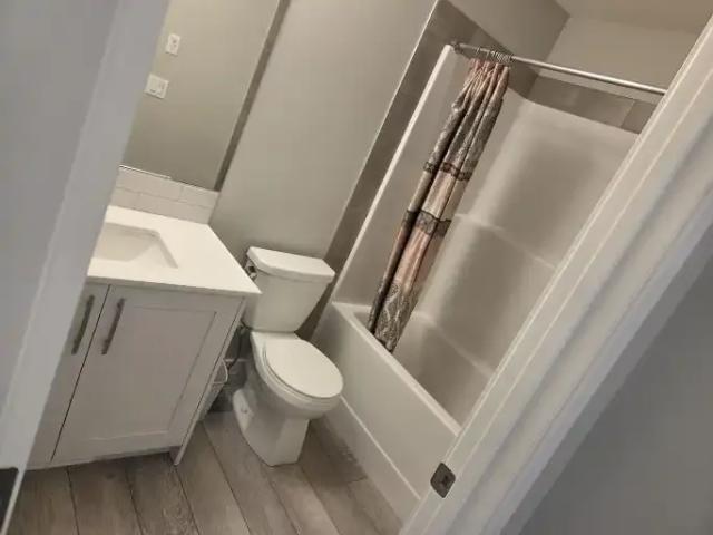 1 Bedroom Apartment Cochrane AB 102914898