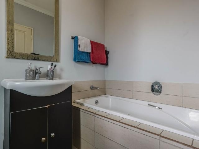 1 Bedroom Apartment / Flat For Sale in Rooihuiskraal North