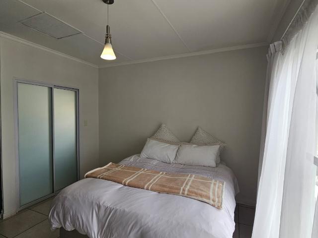 1 Bedroom Apartment / Flat To Rent in Bryanston East