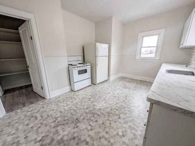1 Bedroom Apartment for Rent at 17 Page St, St. Catharines, ON L2R 4A4 Queenston