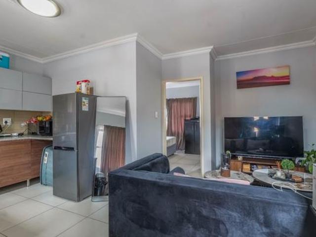 1 Bedroom Apartment in Rooihuiskraal North
