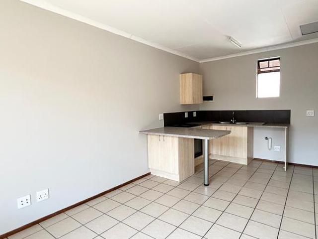 1 Bedroom Apartment in Rooihuiskraal North