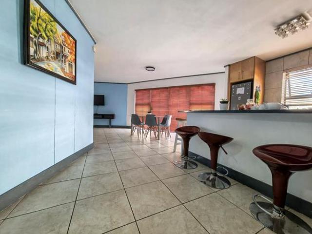 1 Bedroom Apartment in Three Anchor Bay