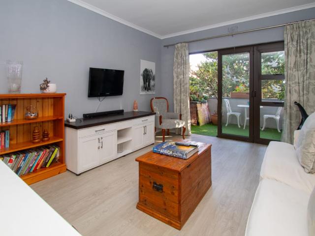 1 Bedroom Apartment in Three Anchor Bay
