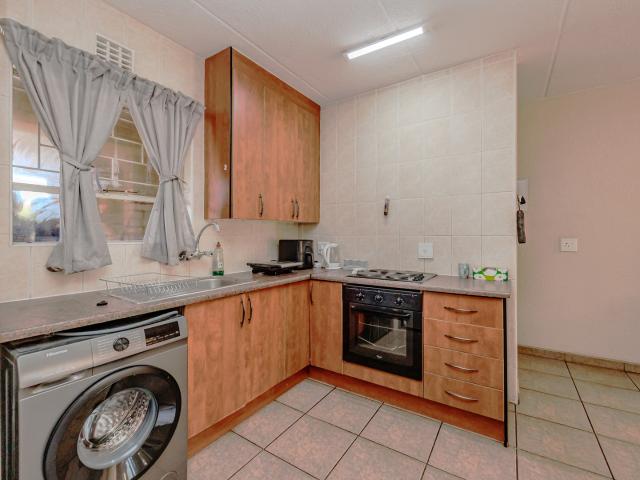 1 Bedroom Apartment in Vanderbijlpark South East 2