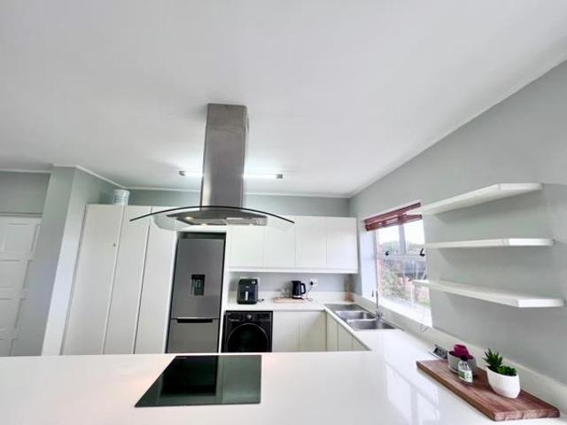 1 Bedroom Apartment in Wynberg Upper
