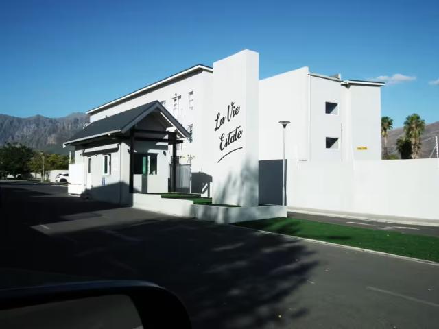 1 Bedroom Apartment Kle Kle 103177564