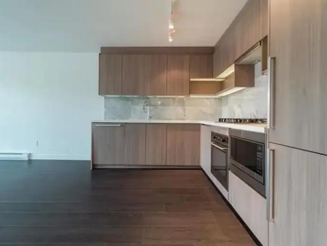 1 Bedroom Apartment Surrey BC 102883687