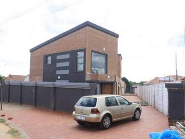 1 bedroom bachelor cottage in clayville