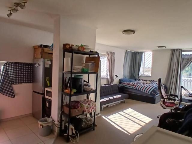 1 Bedroom bachelor to rent in Claremont, Cape Town
