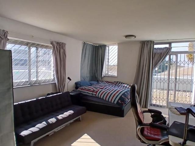 1 Bedroom bachelor to rent in Claremont, Cape Town