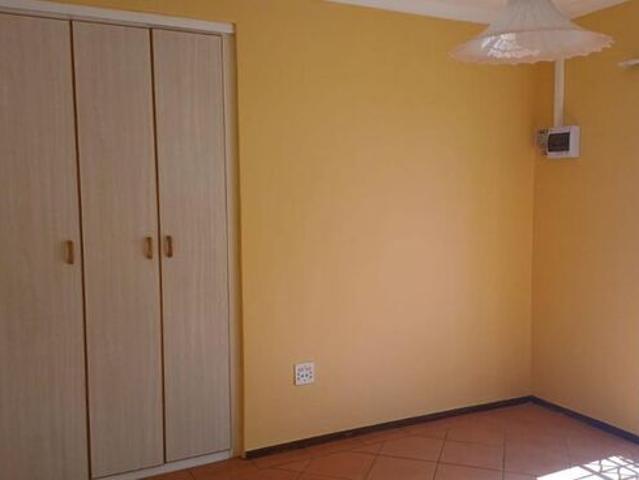 1 Bedroom bachelor to rent in Montroux, Johannesburg