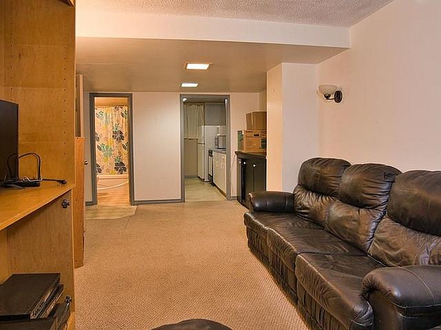 1 Bedroom Basement Suite $900 + 40% Utilities Call 403 605 3501