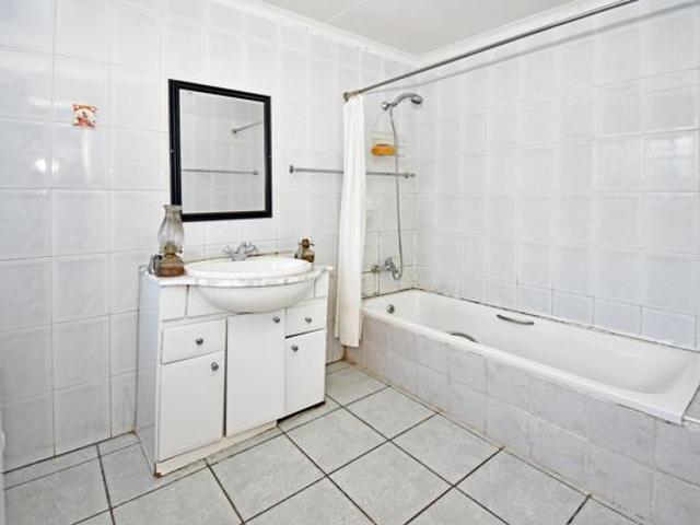 1 Bedroom Garden Cottage in Bordeaux
