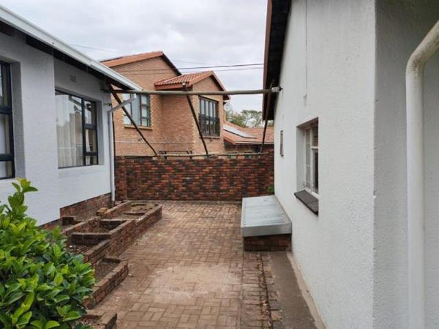 1 Bedroom Garden Cottage in Glen Marais