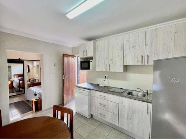 1 Bedroom Garden Cottage in Emmarentia