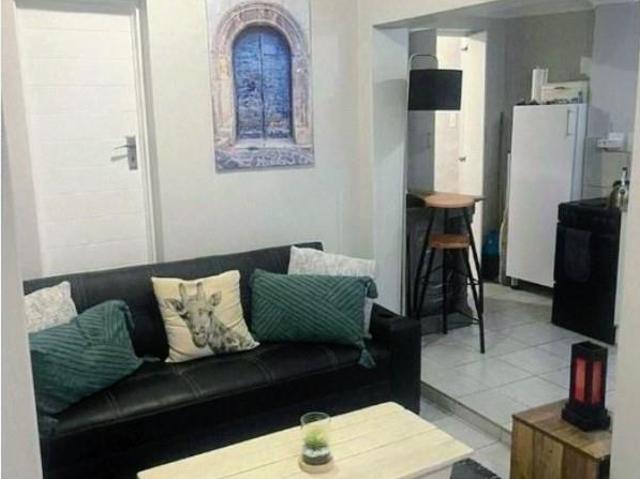 1 Bedroom Garden Cottage in Melrose