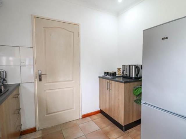 1 Bedroom Garden Cottage in President Park