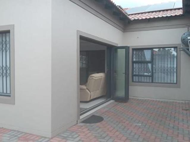 1 Bedroom Garden Cottage in Weltevreden Park