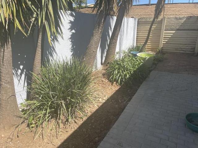 1 Bedroom Garden Cottage in Van Riebeeck Park