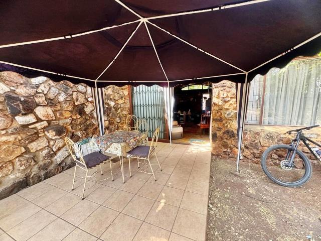 1 Bedroom Garden Cottage To Let in Irene