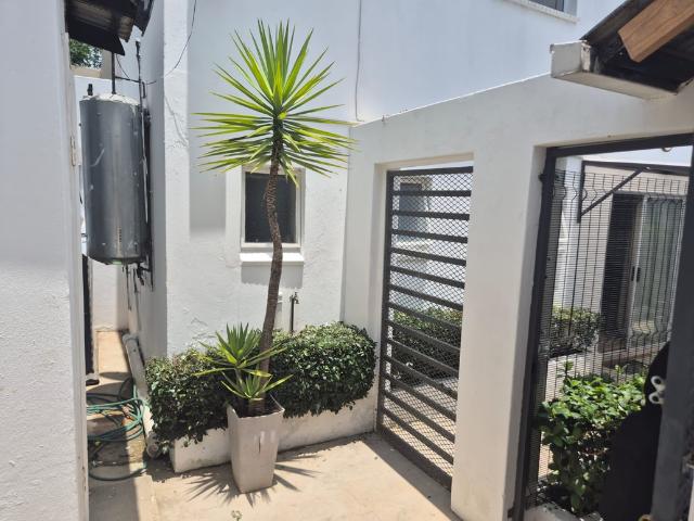 1 Bedroom Garden Cottage To Let in Parktown North