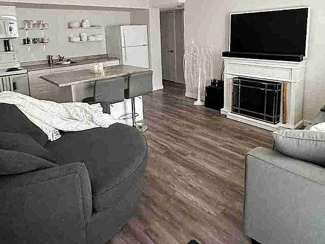 1 Bedroom Daylight Basement Suite unfurnished