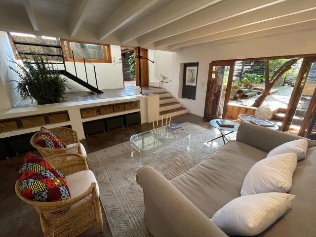 1 Bedroom Detached To Let in Parktown North