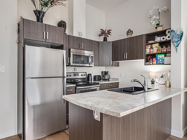 1 Bedroom + Den Apartment For Rent 6330 Mcrobb Ave