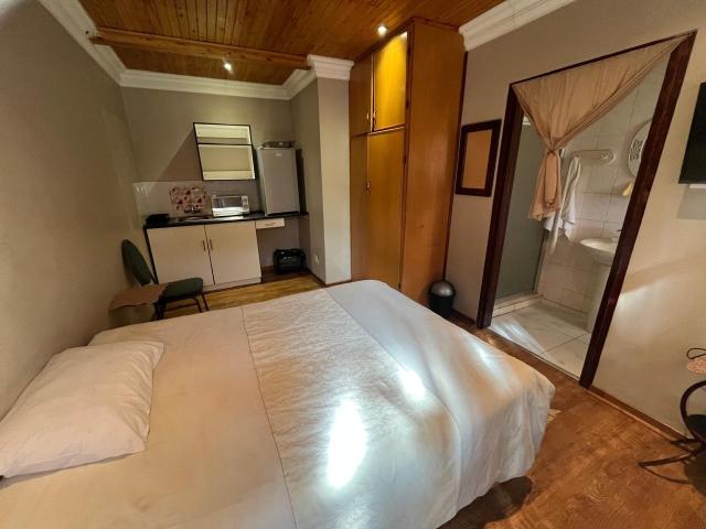 1 Bedroom Flat Rented in Bainsvlei