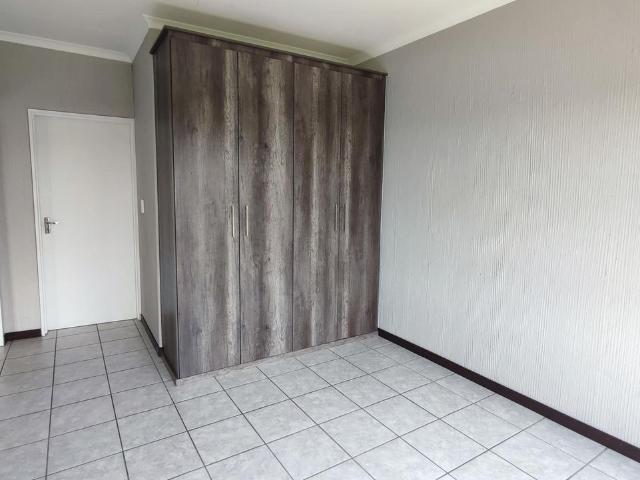 1 Bedroom flat for sale in Wilgeheuwel, Roodepoort