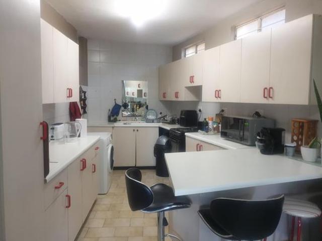 1 Bedroom Flat in Waterkloof Ridge