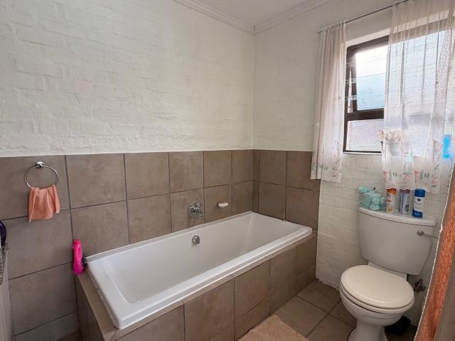 1 Bedroom House For Sale in Island View