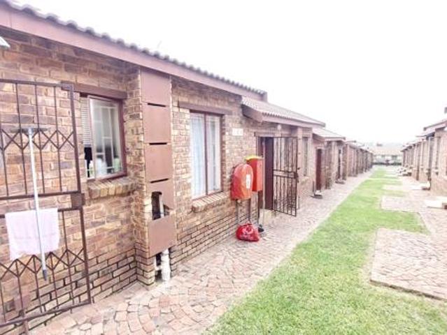 2 Bedroom House in Olievenhoutbosch