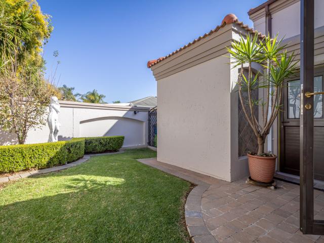1 Bedroom House in Maroeladal