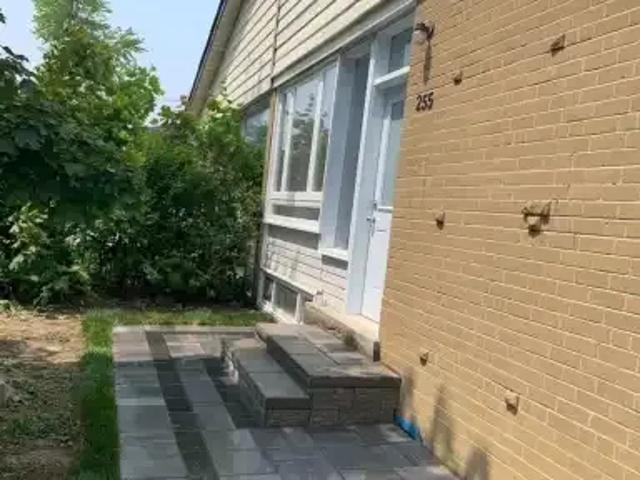 1 Bedroom House Richmond Hill ON 103487606