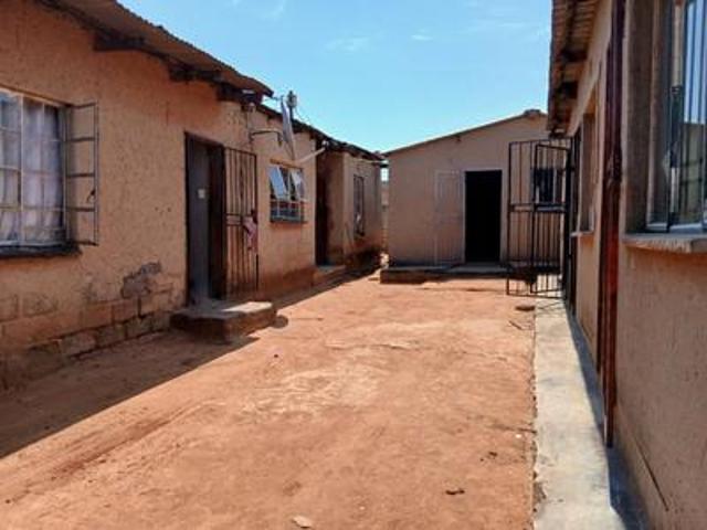 1 bedroom house with 6 outside rooms.
